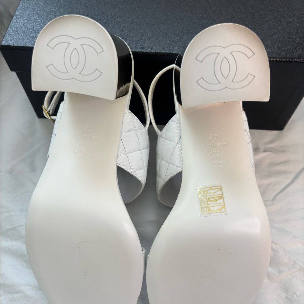 CHANEL White Quilted Leather Slingback Block Heels with Gold CC - Picture 4 of 7